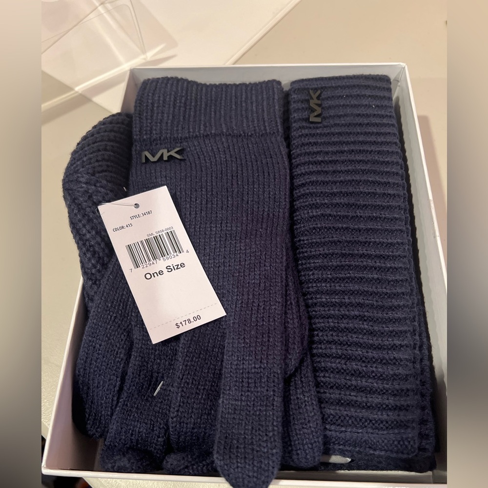 Michael Kors Navy Blue Scarf, Hat, and Gloves Set  ✨brand new ✨One Size and - Picture 6 of 6